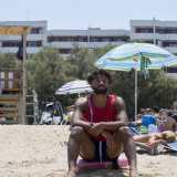 �Siamo nella zona di mare balneabile pi� vicina al porto e alla stazione centrale - sostiene Alessandro, questo il suo nome -, ecco perch� i turisti che hanno fretta di farsi il bagno vengono qua. Alcuni di loro sono parecchio �vivaci�: esagerano con gli alcolici e si gettano in acqua a capofitto